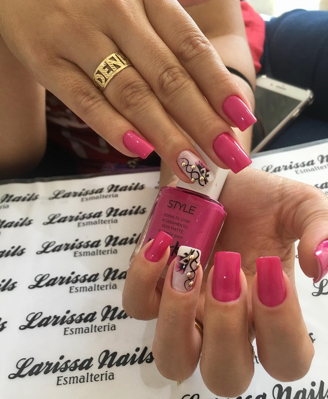 Pin de keila flores em hola  Desenhos de unhas cor de rosa, Imagens de  camisas, Acessórios para fotos