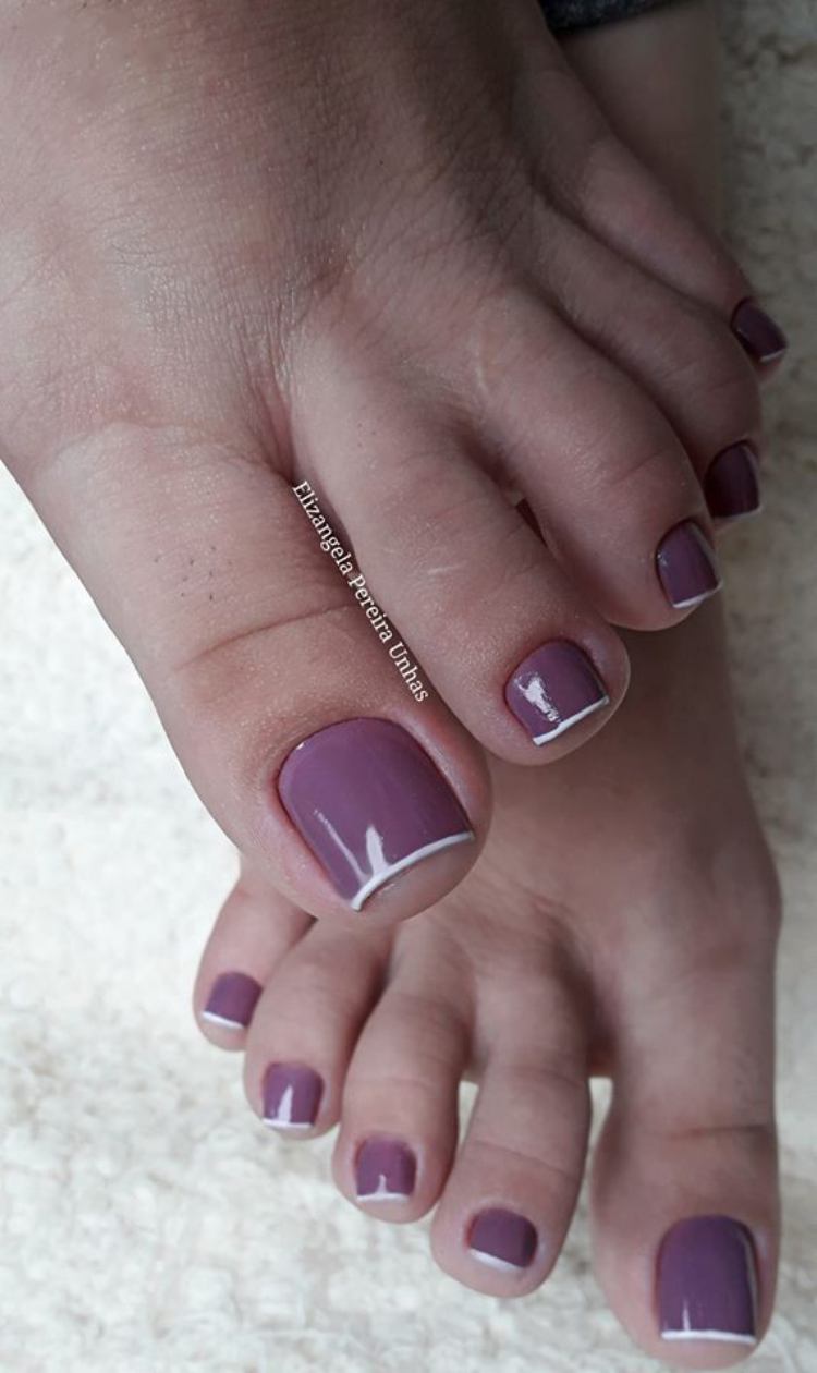 Unhas dos pés com cores escuras decoradas