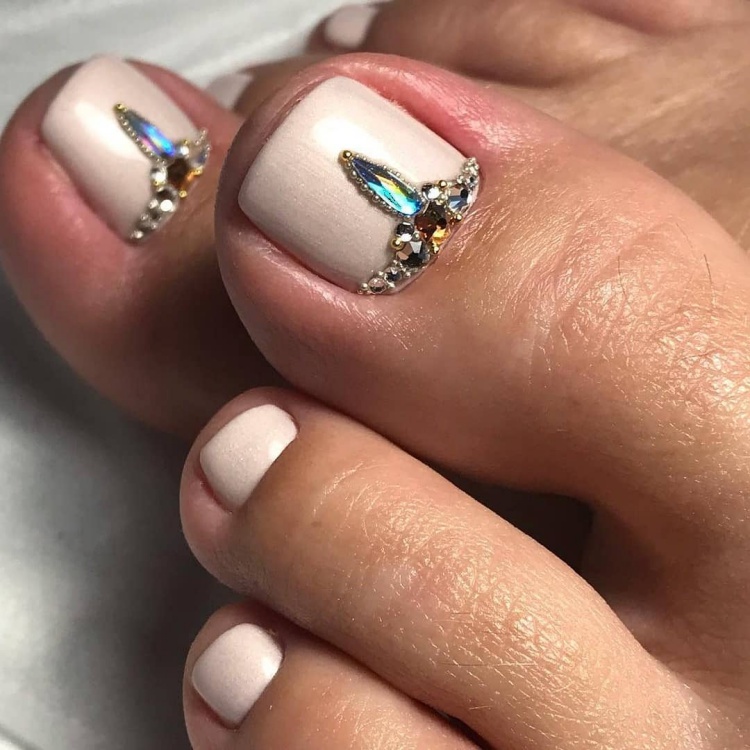 Decorações de unhas dos pés com joias