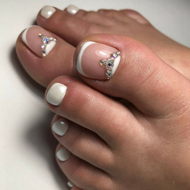 Decorações de unhas dos pés com joias